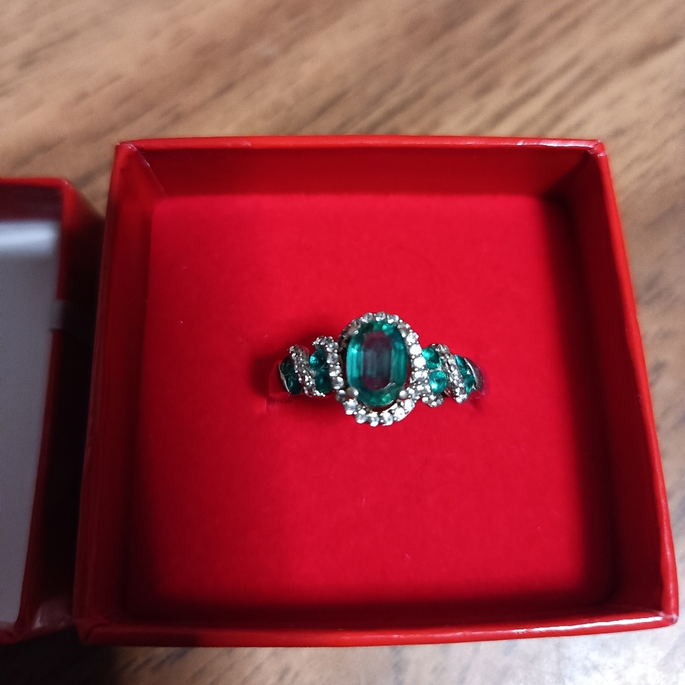 Sterling Silver ring with lab created Emerald size 7